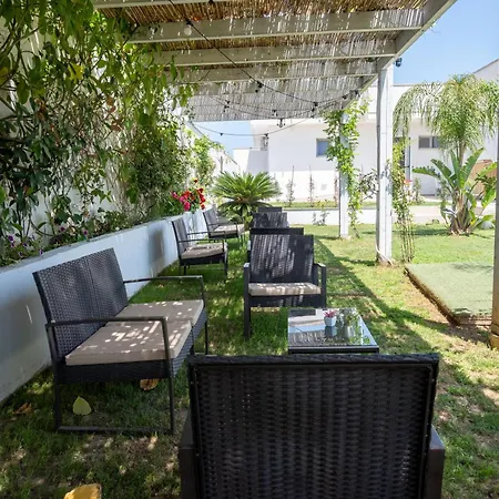 Bed & Breakfast Leonardo - Room, Pool & Restaurant 4*