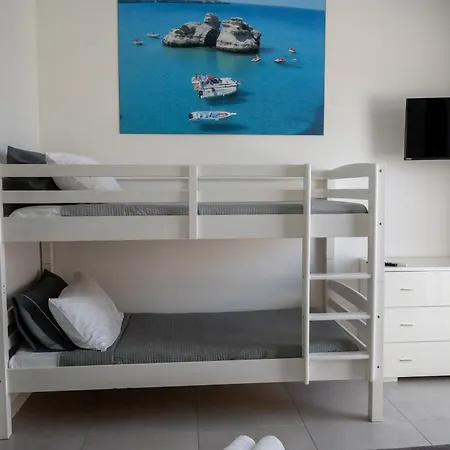 Leonardo - Room, Pool & Restaurant Bed and Breakfast